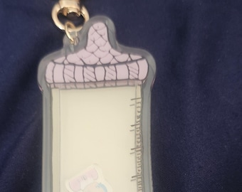 Llavero con forma de botella Crybaby de Melanie Martinez