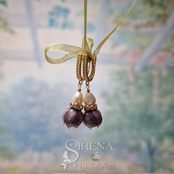 Collection "Fairy Garden": Elben Ohrringe. Hängeohrringe, vergoldet, mit Zirkonia, Süsswasserperlen und Murano Lampwork Blumen Perlen lila