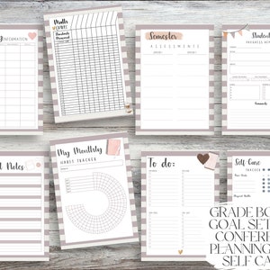 Puede incluir: Un conjunto de p&aacute;ginas de planificador imprimibles con un borde a rayas. Las p&aacute;ginas incluyen secciones para informaci&oacute;n familiar, matem&aacute;ticas, evaluaciones semestrales, progreso del estudiante, notas del estudiante, seguimiento de h&aacute;bitos, listas de tareas y autocuidado. El texto en la imagen dice: GRADE BOOKS, GOAL SETTING, CONFERENCE PLANNING, AND SELF CARE!