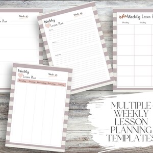 Puede incluir: M&uacute;ltiples plantillas de planificaci&oacute;n de lecciones semanales. Las plantillas presentan un fondo blanco con un borde a rayas en tonos grises y rosas. Cada plantilla est&aacute; etiquetada como "Weekly Lesson Plan" con espacio para escribir.