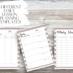 Puede incluir: Se muestran tres plantillas diferentes de planificaci&oacute;n de lecciones diarias. Las plantillas incluyen un plan de lecci&oacute;n diario y un horario diario. El texto "3 DIFFERENT DAILY LESSON PLANNING TEMPLATES" est&aacute; en la parte superior de la imagen.