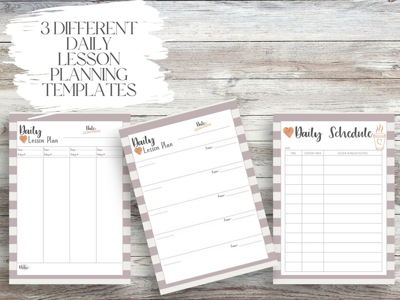 Puede incluir: Se muestran tres plantillas diferentes de planificaci&oacute;n de lecciones diarias. Las plantillas incluyen un plan de lecci&oacute;n diario y un horario diario. El texto "3 DIFFERENT DAILY LESSON PLANNING TEMPLATES" est&aacute; en la parte superior de la imagen.