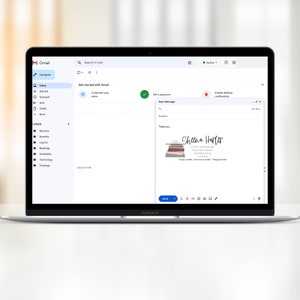 Może przedstawiać: Zrzut ekranu skrzynki odbiorczej Gmail z nową wiadomością w trakcie tworzenia. Wiadomość zawiera podpis z stosami książek i tekstem "Sheena Harter" w ręcznie pisanym foncie. Podpis zawiera r&oacute;wnież tekst "Życie to żywe, oddychające, stale zmieniające się, stale rosnące, stale uczące się doświadczenie." i "Dzisiaj czytelnik, jutro lider." - Margaret Fuller.