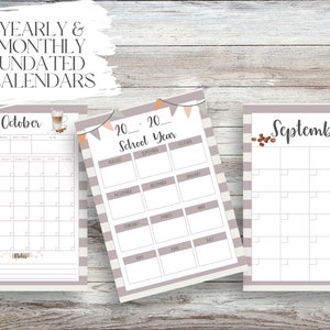 Puede incluir: Tres calendarios mensuales sin fecha con una combinaci&oacute;n de colores neutros. Los calendarios son para octubre, septiembre y un a&ntilde;o escolar. Cada calendario tiene un borde a rayas y elementos decorativos como tazas de caf&eacute; y palitos de canela. El texto "YEARLY & MONTHLY UNDATED CALENDARS" est&aacute; en la parte superior.