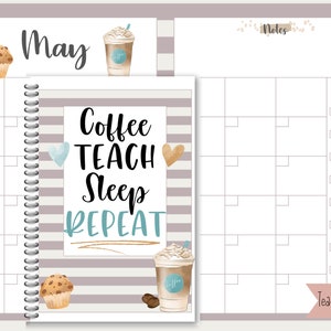 Puede incluir: Un planificador de profesores con encuadernaci&oacute;n en espiral, con un calendario de mayo, una lista de tareas y secciones de notas. El planificador incluye ilustraciones de tazas de caf&eacute;, magdalenas y el texto "Coffee Teach Sleep Repeat."