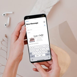 Może przedstawiać: Zrzut ekranu z telefonu kom&oacute;rkowego wyświetlający nowy ekran wiadomości. Ekran pokazuje pole tekstowe na adres e-mail odbiorcy, wiersz tematu i podpis, kt&oacute;ry brzmi "Cheena Harter". Podpis zawiera grafikę stosu książek z sercem na g&oacute;rze.