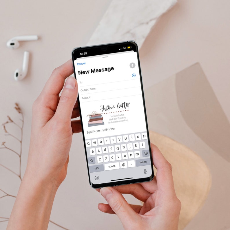 Może przedstawiać: Zrzut ekranu z telefonu kom&oacute;rkowego wyświetlający nowy ekran wiadomości. Ekran pokazuje pole tekstowe na adres e-mail odbiorcy, wiersz tematu i podpis, kt&oacute;ry brzmi "Cheena Harter". Podpis zawiera grafikę stosu książek z sercem na g&oacute;rze.