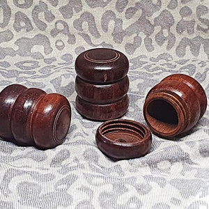 Piccola scatola di legno con tappo a vite. Vari design. Mini urna intagliata a mano, oggetto d'altare, gettone, spezie, semi.