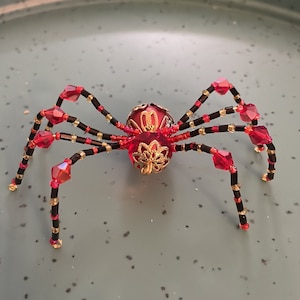 Rode en gouden kralenspin