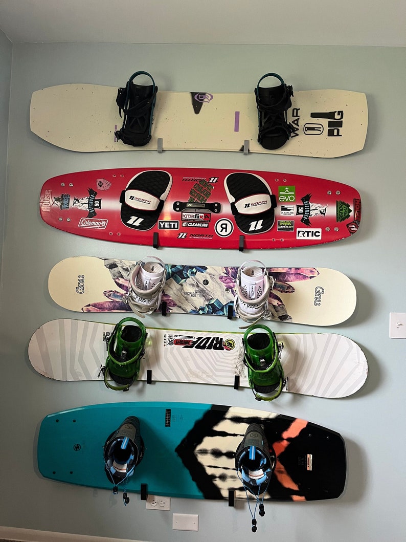 Supporto Muro Per Tavole Sportive - 4 Ganci Regolabili Per Surf, Snowboard, Sci E Skateboard - Foto 11