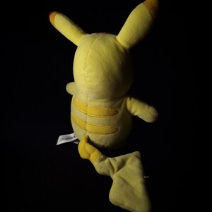 Pikachu, peluche de Pokémon de terror espeluznante, inquietante, espeluznante, embrujado, animal de peluche impactante, aterrador, monstruo con dientes, hecho a mano, carnoso, sangriento, ceniza. imagen 5