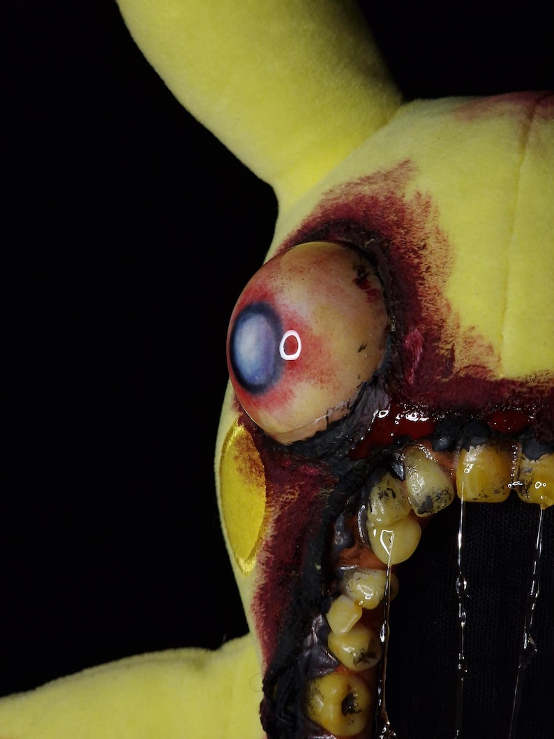 Pikachu, peluche de Pokémon de terror espeluznante, inquietante, espeluznante, embrujado, animal de peluche impactante, aterrador, monstruo con dientes, hecho a mano, carnoso, sangriento, ceniza. imagen 4