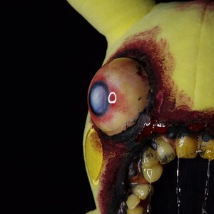 Pikachu, peluche de Pokémon de terror espeluznante, inquietante, espeluznante, embrujado, animal de peluche impactante, aterrador, monstruo con dientes, hecho a mano, carnoso, sangriento, ceniza. imagen 12