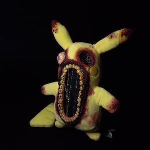 Pikachu, peluche de Pokémon de terror espeluznante, inquietante, espeluznante, embrujado, animal de peluche impactante, aterrador, monstruo con dientes, hecho a mano, carnoso, sangriento, ceniza. imagen 1