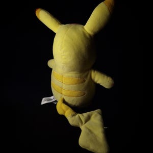 Pikachu, peluche de Pokémon de terror espeluznante, inquietante, espeluznante, embrujado, animal de peluche impactante, aterrador, monstruo con dientes, hecho a mano, carnoso, sangriento, ceniza. imagen 8