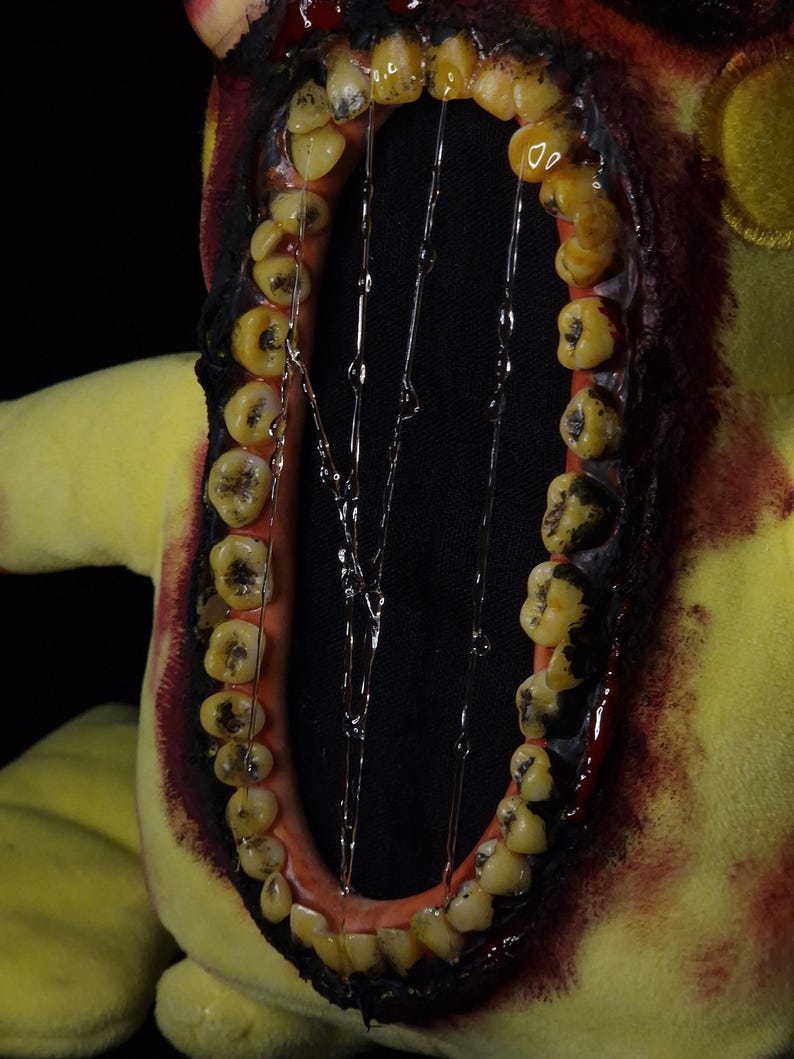 Pikachu, peluche de Pokémon de terror espeluznante, inquietante, espeluznante, embrujado, animal de peluche impactante, aterrador, monstruo con dientes, hecho a mano, carnoso, sangriento, ceniza. imagen 13