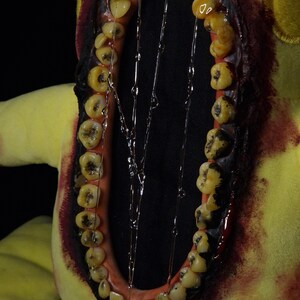 Pikachu, peluche de Pokémon de terror espeluznante, inquietante, espeluznante, embrujado, animal de peluche impactante, aterrador, monstruo con dientes, hecho a mano, carnoso, sangriento, ceniza. imagen 2
