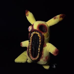 Pikachu, peluche de Pokémon de terror espeluznante, inquietante, espeluznante, embrujado, animal de peluche impactante, aterrador, monstruo con dientes, hecho a mano, carnoso, sangriento, ceniza. imagen 9