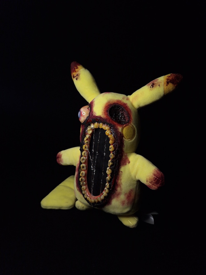 Pikachu, peluche de Pokémon de terror espeluznante, inquietante, espeluznante, embrujado, animal de peluche impactante, aterrador, monstruo con dientes, hecho a mano, carnoso, sangriento, ceniza. imagen 9