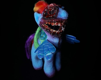 Mi pequeño pony Rainbow Dash, infección MLP, unicornio, caballo, peluche, perturbador, horror, embrujado, animal de peluche, impactante, aterrador, monstruo sangriento
