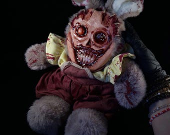 Conejito de peluche aterrador, espeluznante, aterrador, inquietante, espeluznante, embrujado, impactante, aterrador, monstruo, máscara de bebé, muñeco de peluche
