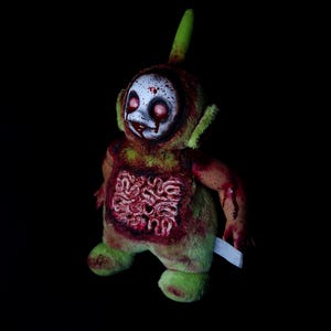 Escalofriante zombi de terror Teletubbie Dipsy, perturbador animal de peluche embrujado y aterrador monstruo hecho a mano caminante creepy pasta sangriento