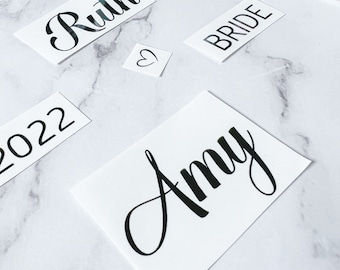 Adesivos de vinil personalizados para cabides de casamento, ideais para festas de casamento.