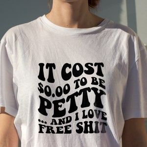 Es kostet 0.00 Petty SVG, Retro gewellter Text, sarkastisch, lustig gewellt SVG, beliebt, Womens Shirt, ich liebe Free Shit Png, svg geschnitten Dateien Cricut