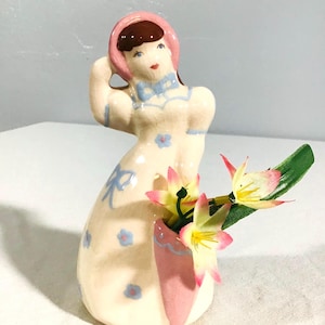 Figura de niña con cesta rosa en jarrón