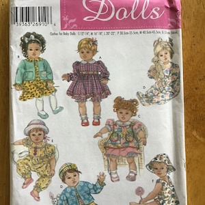 Può includere: Modello di cucito Simplicity Dolls per realizzare abiti per bambole. Il modello include sei diversi outfit, tra cui un vestito, una tuta, un maglione e una gonna. Il modello è adatto per bambole di 30,5-35,5 cm, 40,5-45,5 cm e 51-56 cm.