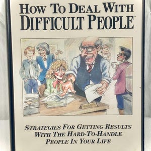 Könnte beinhalten: Ein Audiokassetten-Seminar mit dem Titel "How To Deal With Difficult People". Das Cover zeigt eine Cartoon-Illustration von Personen in einer stressigen Büroumgebung. Der Text enthält "Strategies for Getting Results With The Hard-To-Handle People In Your Life."