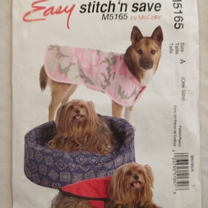 Könnte beinhalten: Ein Schnittmuster für ein Hundebett und einen Hundemantel. Das Schnittmuster heißt "Easy stitch'n save" und ist von McCall's. Die Schnittmuster-Nummer ist M5165. Das Schnittmuster ist für Größe A, die eine Einheitsgröße ist.