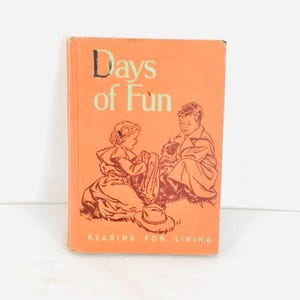Puede incluir: Un libro vintage titulado "Days of Fun" con una portada naranja. La portada presenta una ilustración de dos niños y el texto "Reading for Living". El libro está en buen estado.