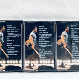 Puede incluir: Tres cintas de casete con estuches negros y etiquetas de colores. Las etiquetas enumeran los títulos de las canciones para cada lado de la cinta. Los títulos de las canciones incluyen "Thunder Road", "Hungry Heart", "Born in the U.S.A.", "Rosalita", "Because the Night", "Cover Me" y "Racing in the Street".