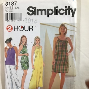 Puede incluir: Patrón de costura Simplicity número 8187 para un vestido con un lazo en el cuello. El patrón es para las tallas L y XL. El patrón es para un proyecto de costura de 2 horas. El patrón incluye tres estilos de vestidos diferentes. La modelo lleva un vestido a cuadros.