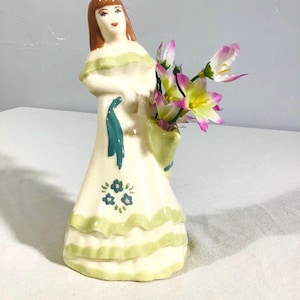 Figura de mujer con jarrón de cesta