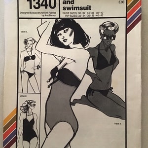 Può includere: Un modello di cucito vintage per un bikini e un costume da bagno a due vie. Il modello è per le taglie 30-32-34-36-38-40 di seno e 32-34-36-38-40-42 di fianchi. Il modello si chiama "Stretch & Sew" e il numero è 1340.