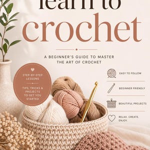 Peut inclure: Couverture de livre avec le titre "learn to crochet" en grandes lettres marron. La couverture présente un panier avec de la laine, un crochet et le texte "A Beginner's Guide to Master the Art of Crochet."