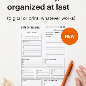 Peut inclure: Un planificateur de journée de travail blanc avec des sections pour les listes de tâches, les rappels et les notes. Le planificateur comprend un suivi de l'humeur et une section d'apport en eau. Un stylo orange et des fleurs séchées sont également dans l'image.