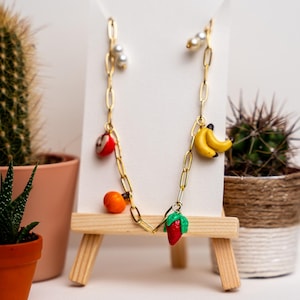 Handgemachte Halskette mit bunten Früchten – einzigartiges Schmuckstück – besonderes Geschenk für Freundinnen