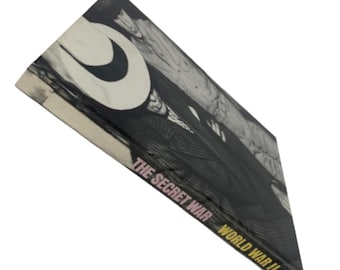 Puede incluir: Una fotografía en blanco y negro de un libro titulado "The Secret War World War II". La portada del libro presenta un primer plano de un hombre con un sombrero.