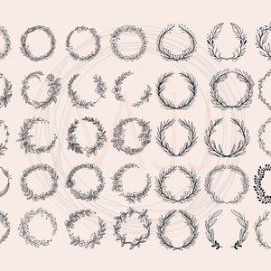 K&ouml;nnte beinhalten: Ein Set mit 36 handgezeichneten floralen Kr&auml;nzen in Schwarzwei&szlig;. Die Kr&auml;nze sind rund und zeigen verschiedene florale und Blattdesigns.