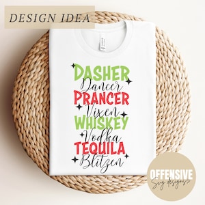 Könnte beinhalten: Weißes T-Shirt mit grünem und rotem Text, der "Dasher Dancer Prancer Vixen Whiskey Vodka Tequila Blitzen" lautet. Der Text ist in einer festlichen Schriftart gehalten und spielt auf die Namen von Santas Rentieren an.