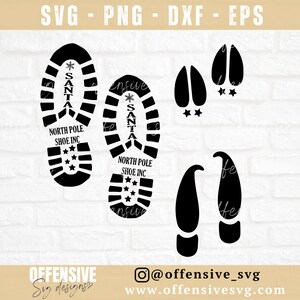 Puede incluir: Silueta en blanco y negro de la huella de la bota de Santa con el texto "SANTA NORTH POLE SHOE INC" y tres estrellas. También hay dos huellas de pezuñas de reno con tres estrellas.