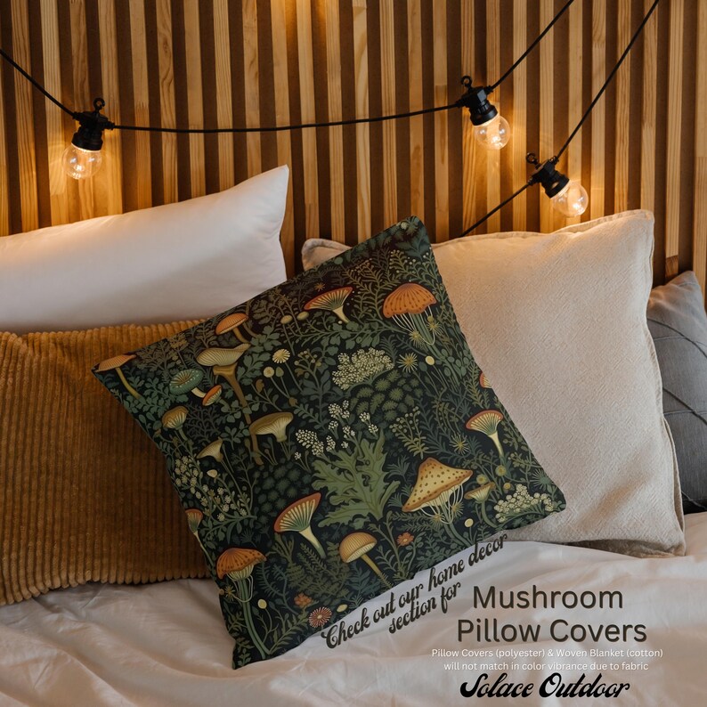K&ouml;nnte beinhalten: Eine quadratische Kissenh&uuml;lle mit dunkelgr&uuml;nem Hintergrund und einem Muster aus orangefarbenen und beigefarbenen Pilzen und Bl&auml;ttern. Das Kissen liegt auf einem Bett mit anderen Kissen und einem h&ouml;lzernen Kopfteil. Auf dem Kissen steht "Check out our home decor section for Mushroom Pillow Covers".