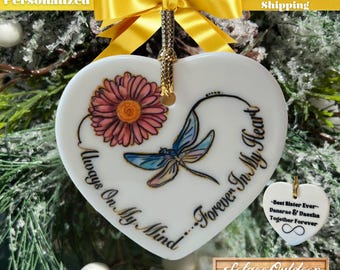 Adorno navideño personalizado de cerámica con forma de libélula en forma de corazón conmemorativo, regalo navideño personalizado para recordar a un ser querido que ha fallecido.