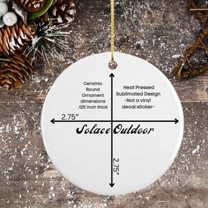 Puede incluir: Ornamento redondo de cer&aacute;mica blanca con el texto "Solace Outdoor" impreso en &eacute;l. El ornamento tiene 2,75 pulgadas de di&aacute;metro y 0,125 pulgadas de grosor. El ornamento est&aacute; hecho con un dise&ntilde;o sublimado prensado en caliente, no una calcoman&iacute;a de vinilo.