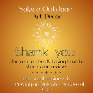 K&ouml;nnte beinhalten: Orangener Hintergrund mit dem Text "Solace Outdoor Art Decor" oben. Darunter ein Sonnendesign mit einem Auge in der Mitte. Die Worte "thank you" stehen in der Mitte, darunter Text, der den Kunden dankt.