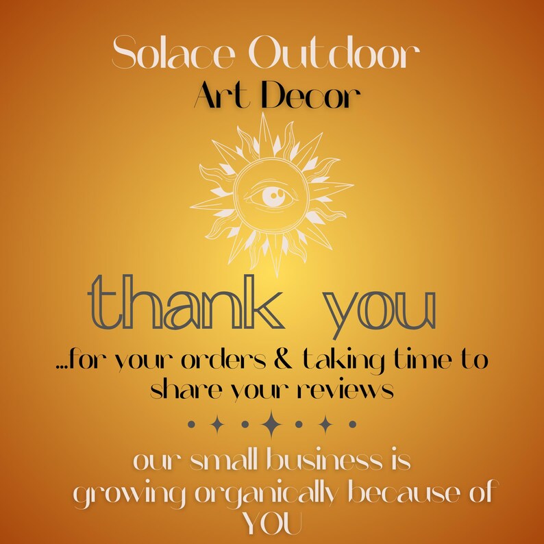 K&ouml;nnte beinhalten: Orangener Hintergrund mit dem Text "Solace Outdoor Art Decor" oben. Darunter ein Sonnendesign mit einem Auge in der Mitte. Die Worte "thank you" stehen in der Mitte, darunter Text, der den Kunden dankt.