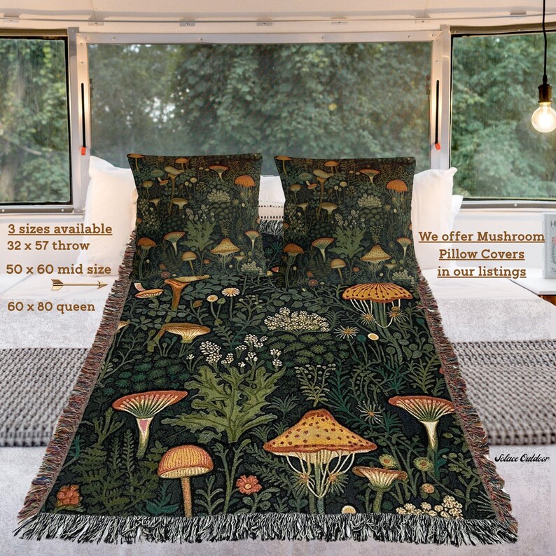 K&ouml;nnte beinhalten: Eine dunkelgr&uuml;ne Decke und zwei passende Kissen mit einem Pilzdesign. Die Decke ist gefranst und in drei Gr&ouml;&szlig;en erh&auml;ltlich: 81 x 145 cm, 127 x 152 cm und 152 x 203 cm. Die Kissen und die Decke zeigen ein sich wiederholendes Muster verschiedener Pilze.